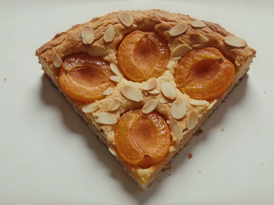 Part de gateau abricot amande vue de dessus