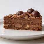 Part de gateau brun aux chataignes sur assiette