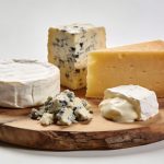 Grand plateau en bois avec fromages varies