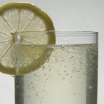 Grand verre de mocktail petillant avec rondelle de citron