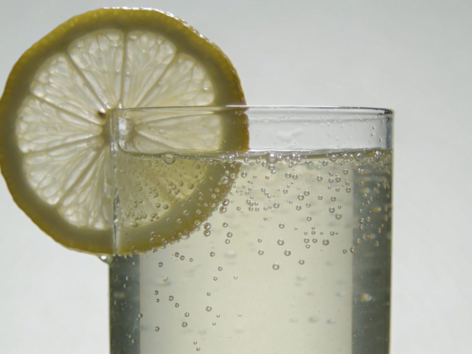 Grand verre de mocktail petillant avec rondelle de citron