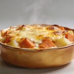 Plat de gratin dore patates douces pommes de terre