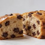 Gros cake dore tranche revele pepites chocolat