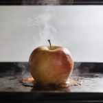 Gros plan pomme entiere au four vapeur fumante