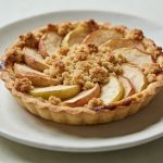 Gros plan tartelette aux pommes crumble sur assiette