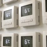 Gros plan sur thermostats muraux affichant six degres