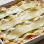 Plat de lasagnes aux courgettes vu de dessus