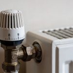 Main levier de thermostat affiche 8 degres