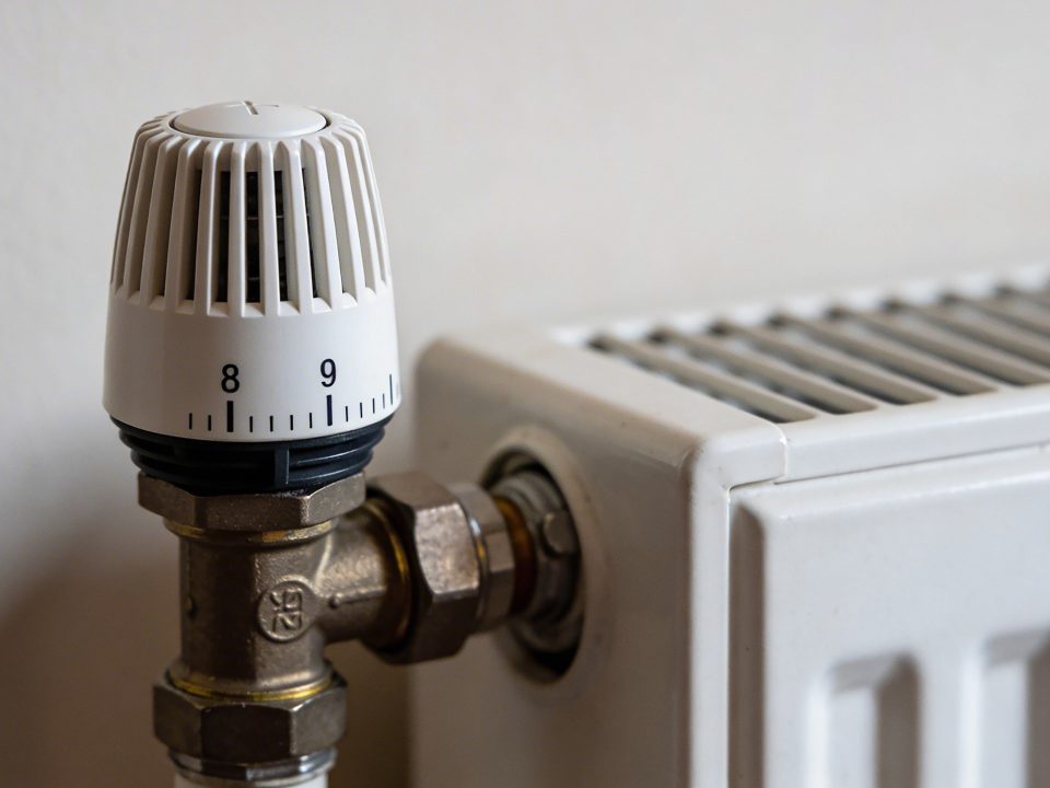 Main levier de thermostat affiche 8 degres