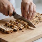 Mains decoupant barres de cereales maison sur planche