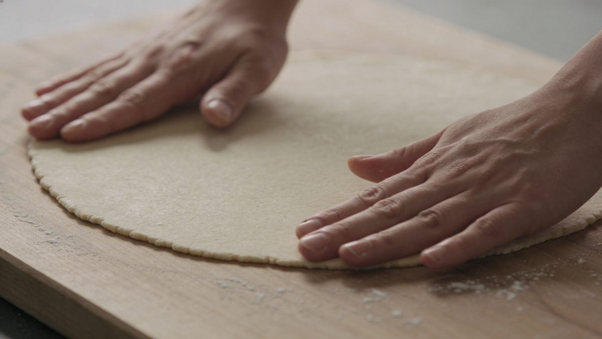 Mains etale pate brisee fine sur plan de travail