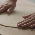 Mains etale pate brisee fine sur plan de travail