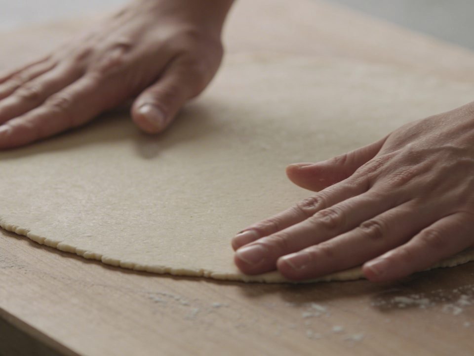 Mains etale pate brisee fine sur plan de travail