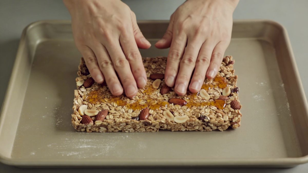 Mains façonnant barres cereales maison sur plaque