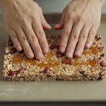 Mains façonnant barres cereales maison sur plaque