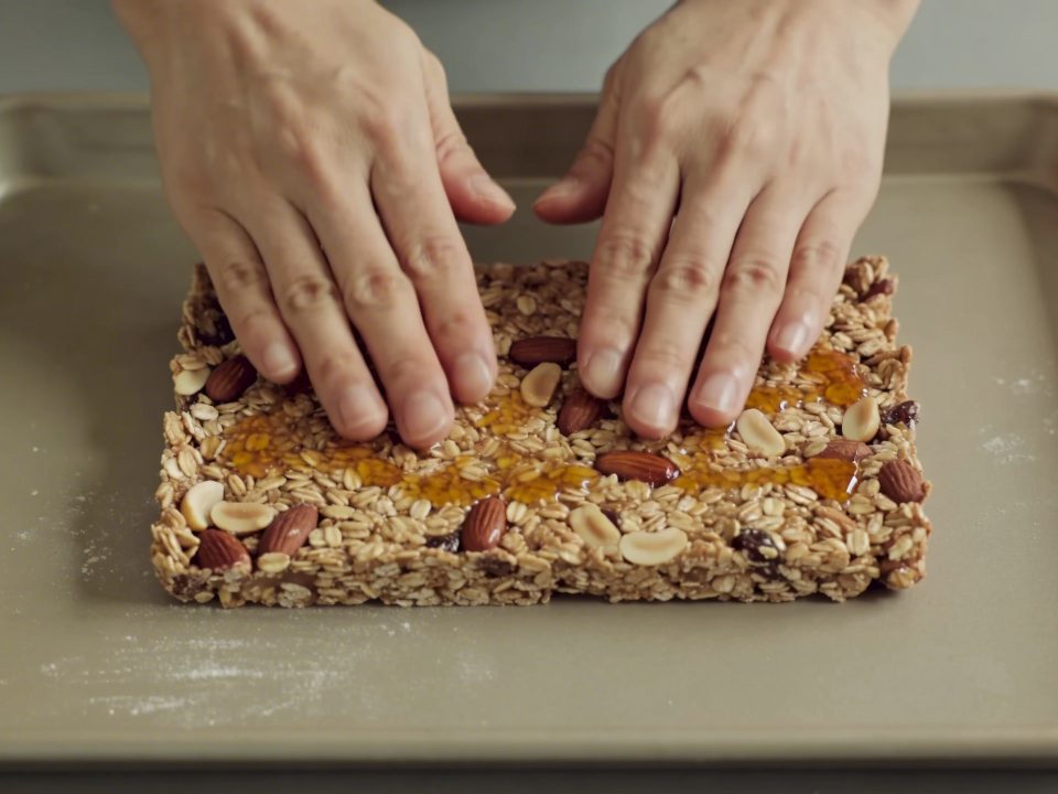 Mains façonnant barres cereales maison sur plaque