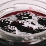 Marmelade de mures lisse dans bocal en verre