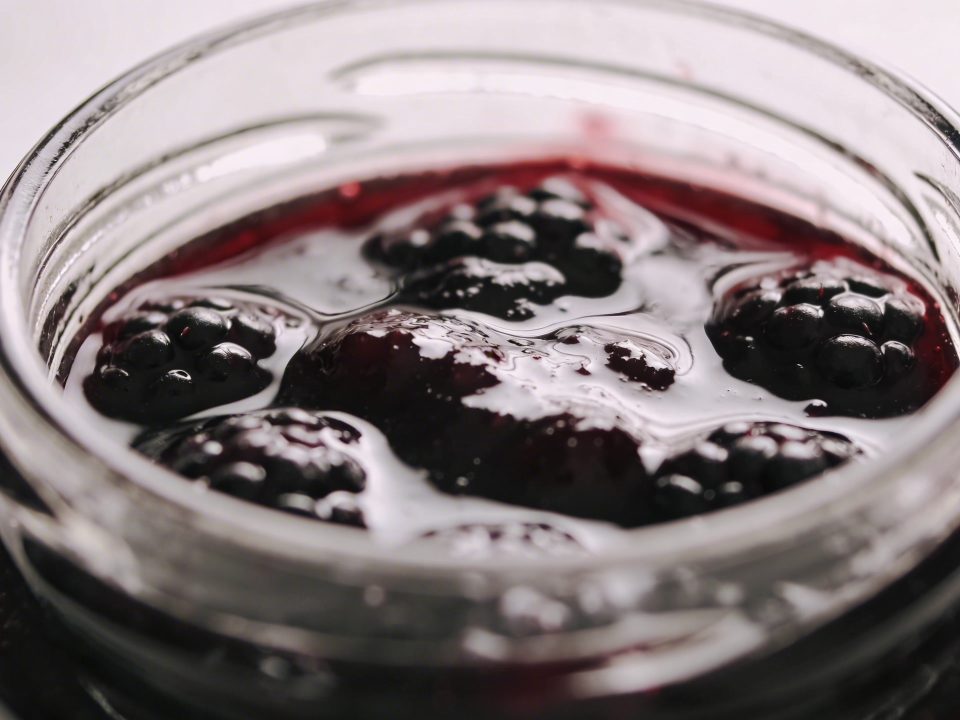 Marmelade de mures lisse dans bocal en verre