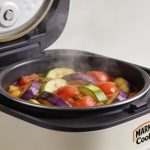 Marmite cookeo ouverte avec ratatouille fumante colorée