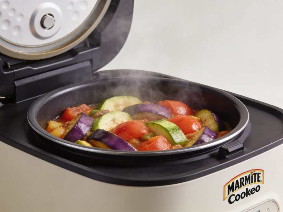 Marmite cookeo ouverte avec ratatouille fumante colorée