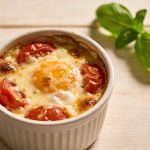 Œufs cocotte tomate-fromage : la recette miracle des soirs sans inspiration