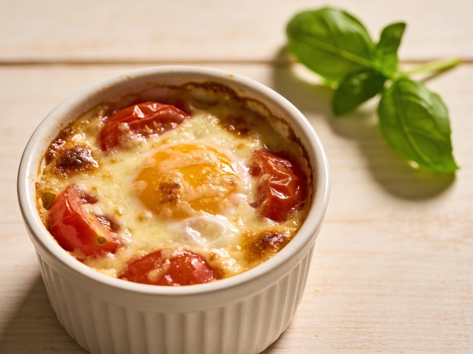 Œufs cocotte tomate-fromage : la recette miracle des soirs sans inspiration