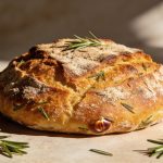 Pain plat à la farine de châtaigne et romarin : sans levure, prêt en 20 minutes