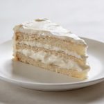 Part de gateau a la creme coupe sur assiette blanche