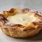 Patisserie alsacienne rustique tarte cremeuse sortant du four