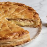 Patisserie disposant une galette des rois sans gluten