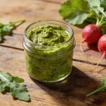 Pesto de fanes de radis et de roquette : la recette anti-gaspillage avec ce qui pousse déjà au jardin en mars