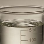 Petit verre doseur transparent marque 5 cl rempli