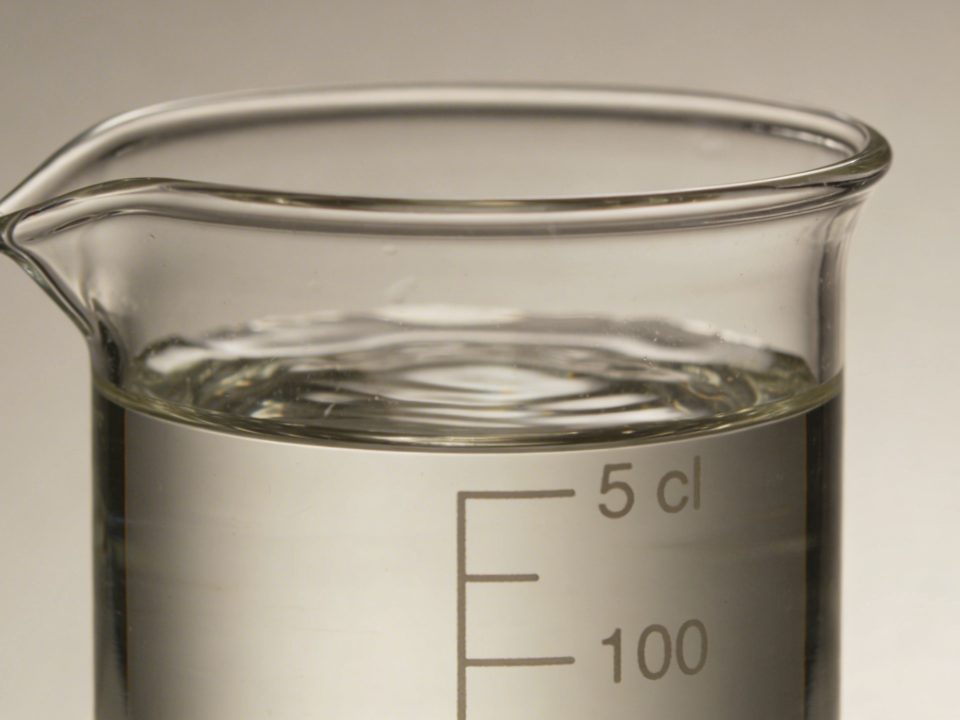 Petit verre doseur transparent marque 5 cl rempli