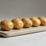 Petites pommes de terre dorees alignees sur plaque