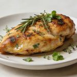Plaque de poulet dore au four avec herbes