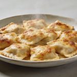 Plat en céramique rempli de ravioles gratinées