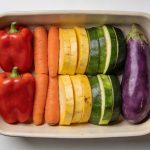 Plat de legumes colores alignes dans un plat cuire