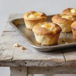 Plat sale de muffins aux oeufs sur table rustique