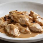 Plat de poulet mijote en sauce cacahuete