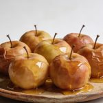 Plat rustique de pommes cuites entieres nappées de miel