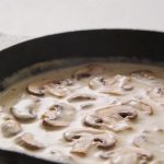 Poele en gros plan avec sauce cremeuse aux champignons