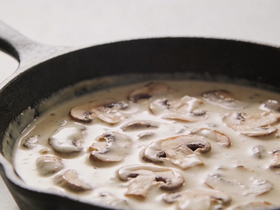 Poele en gros plan avec sauce cremeuse aux champignons