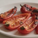 Plate de poivrons rouges grillés au four