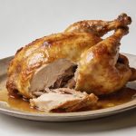 Poularde doree au four dans grand plat