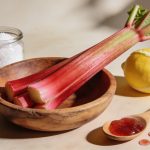 Rhubarbe fraîche : une compote acidulée en 15 minutes avec trois ingrédients du placard