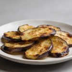 Rondelles daubergine dorees al four sur plaque