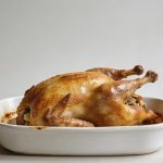 Roti de pintade farci dore dans un plat au four