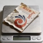 Sachet de levure pese sur petite balance