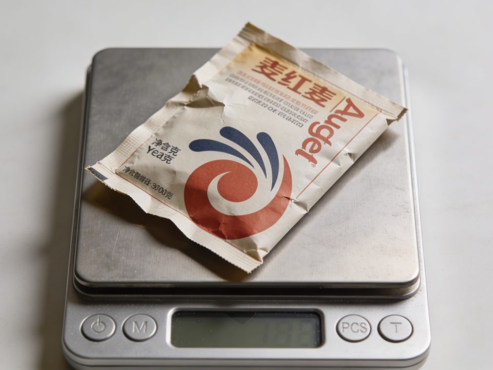 Sachet de levure pese sur petite balance