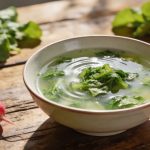 Soupe froide de fanes de radis : ce que la plupart des gens jettent sans savoir